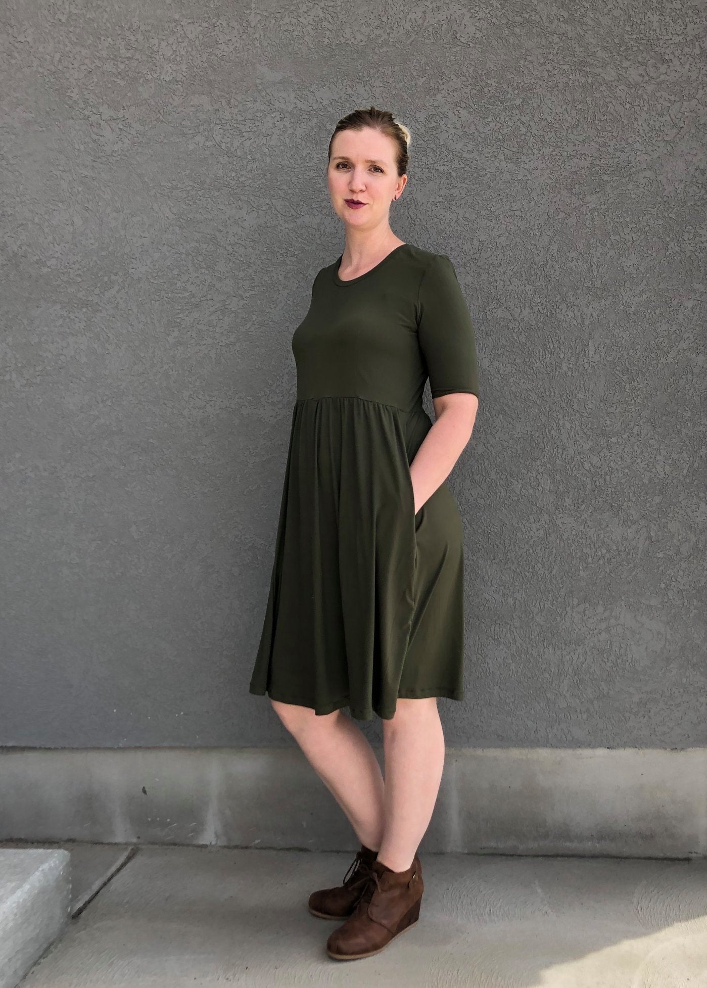 Emmeline with scoop neck, elbow-length sleeves, pockets, and knee-length skirt. Misses size. 