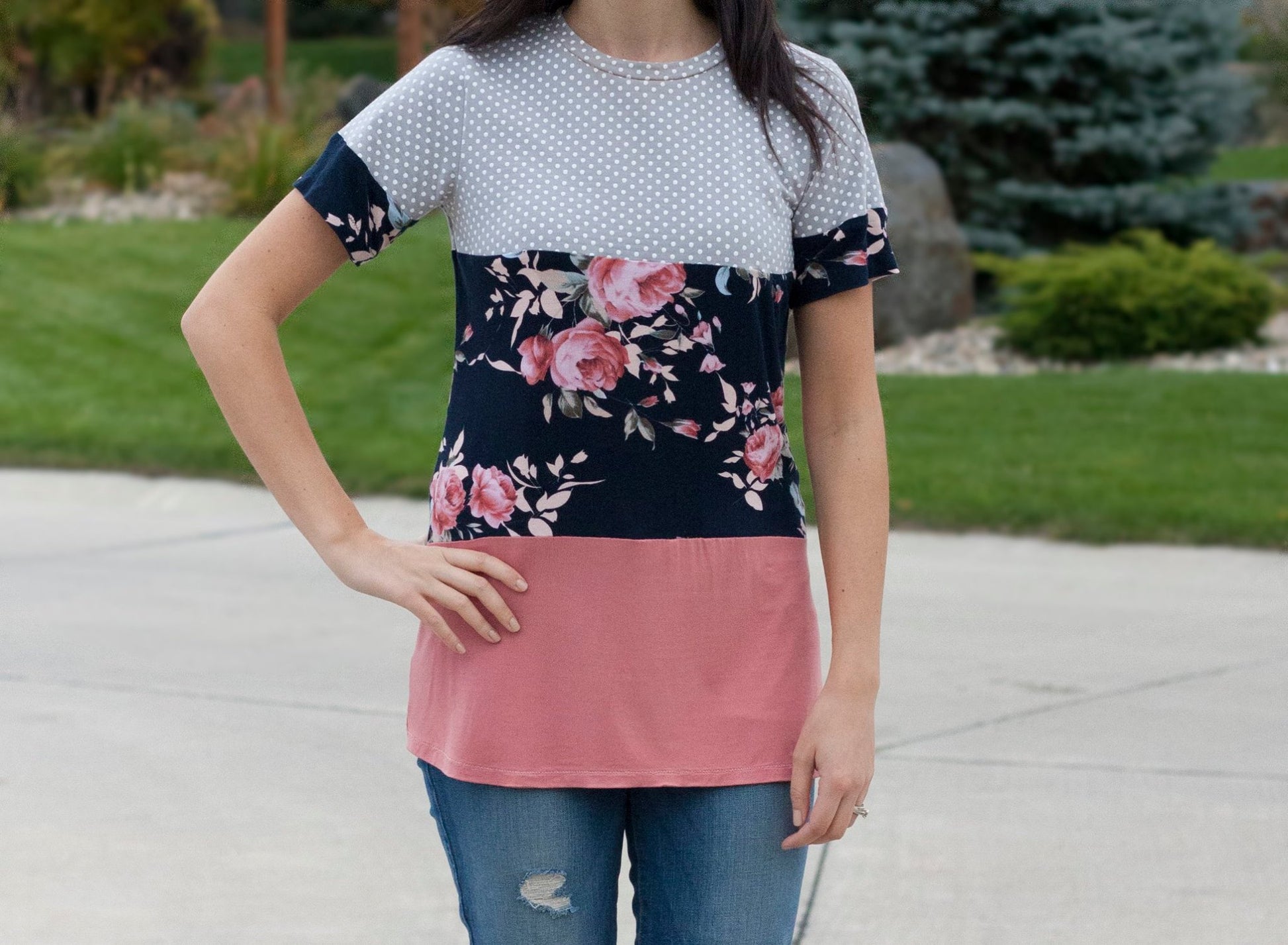 A long t-shirt Nicolette featuring a crew neck, short sleeves, and color blocking. 